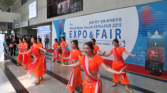 dws-wwf7-photo-bollywood-dancers-650px